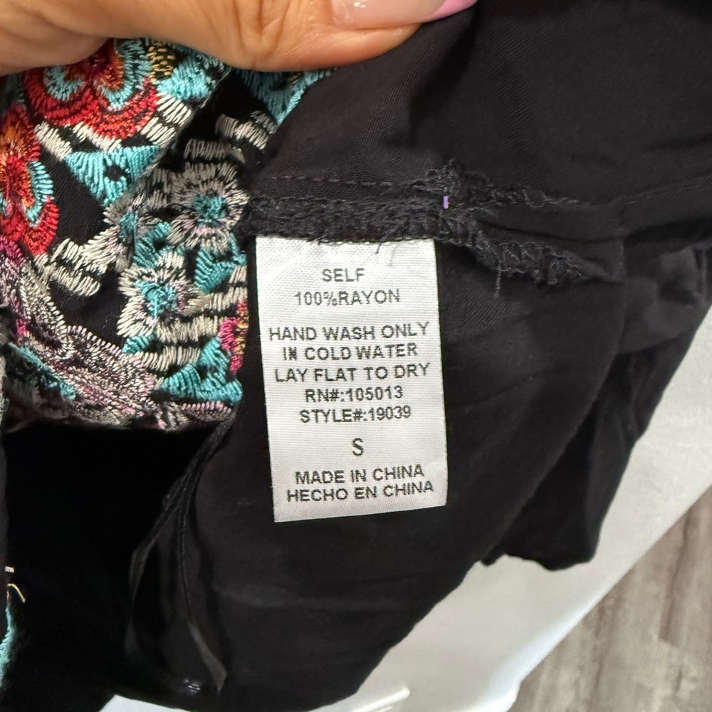Savanna Jane Boho Embroidered Floral Blouse Black Rayon Peasant Top Size Small - Picture 4 of 9